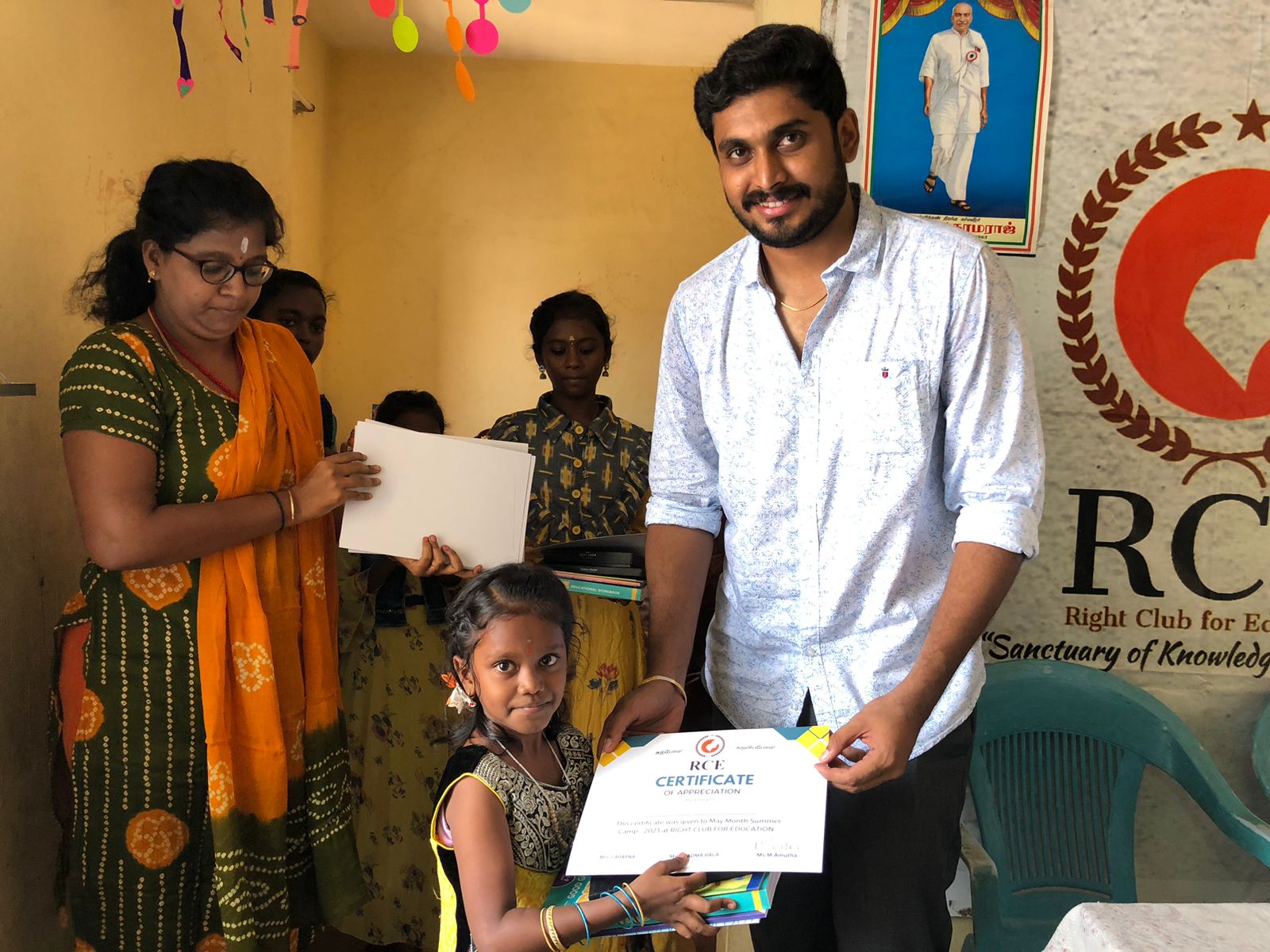 சிவகாசியில் கோடைகால இலவச பயிற்சி முகாம்..! மாணவர்களுக்கு பரிசுகள் வழங்கி கவுரவிப்பு..